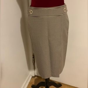 Knee length pencil skirt in houndstooth design